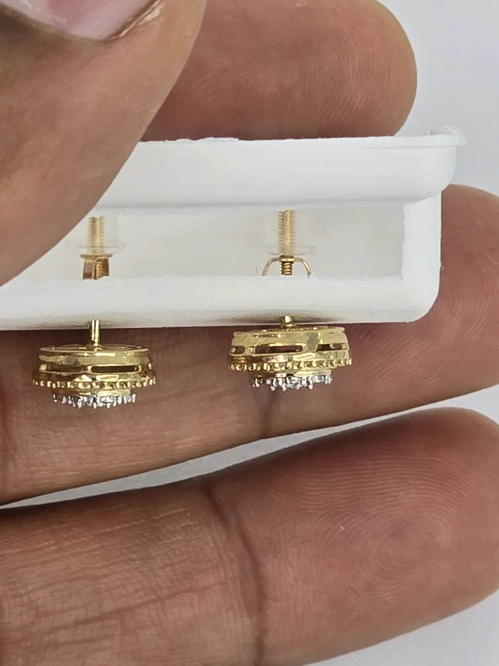 Real Diamond 10k Gold Round Stud Earring